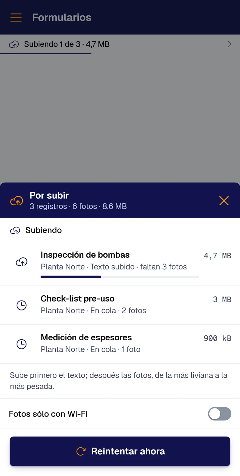 Al volver la señal, la cola Por subir muestra Subiendo 1 de 3: primero el texto y después las fotos